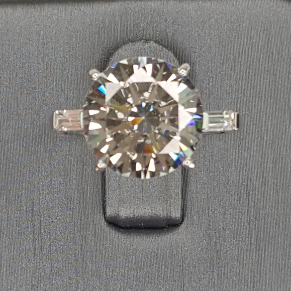 STUNNING 5A CZ Celebrity Quality Oval Center w Platinum/Sterling High End Ring